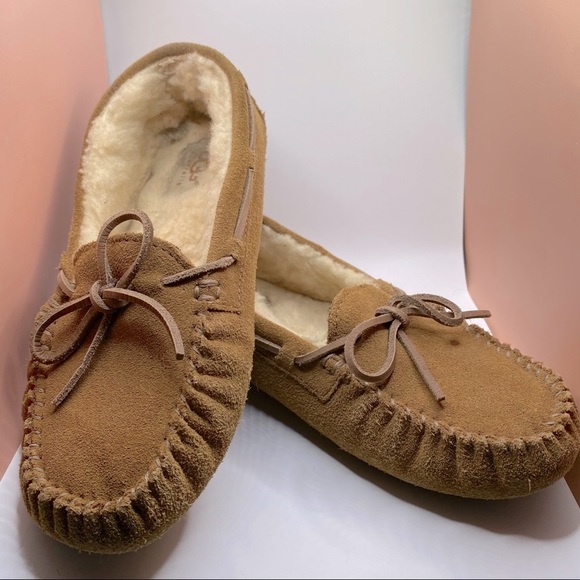 UGG Dakota Slippers (can fit both adults and kids) - Picture 2 of 6